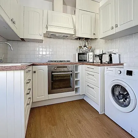Large 2 Bedroom Apartment, Close To Promenade Des Διαμέρισμα