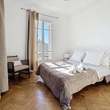 Large 2 Bedroom Apartment, Close To Promenade Des