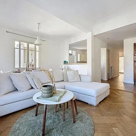 Апартаменты Large 2 Bedroom Apartment, Close To Promenade Des *