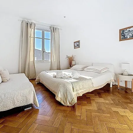 Large 2 Bedroom Apartment, Close To Promenade Des Διαμέρισμα