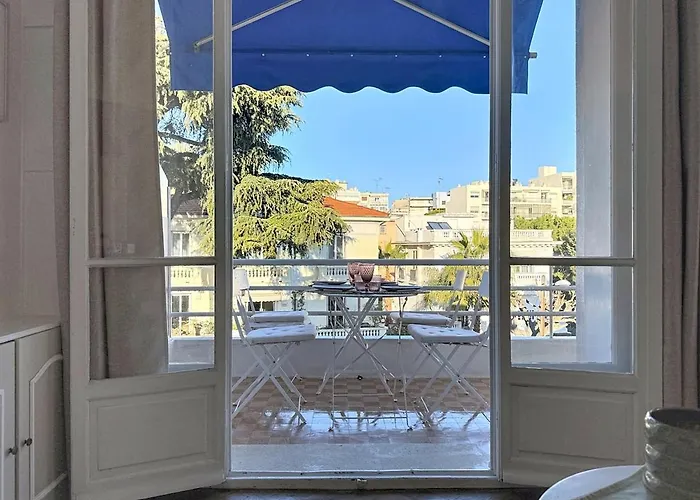 Large 2 Bedroom Apartment, Close To Promenade Des Ницца