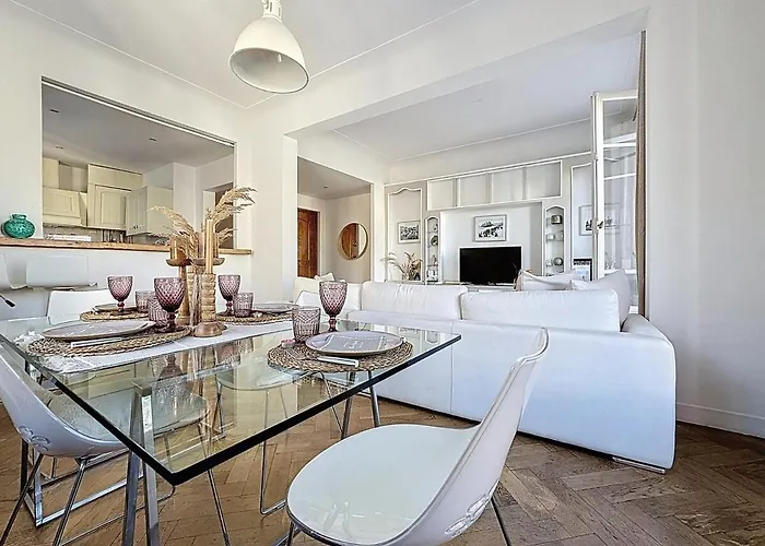 Large 2 Bedroom Apartment, Close To Promenade Des