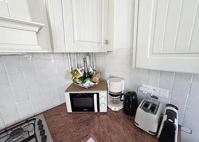 Large 2 Bedroom Apartment, Close To Promenade Des