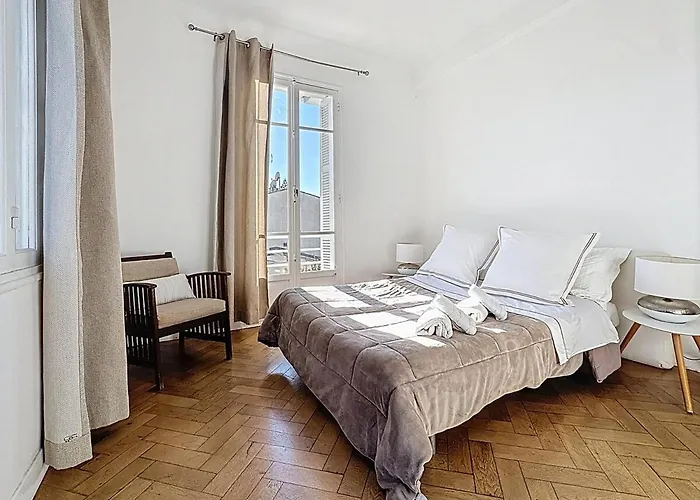 Large 2 Bedroom Apartment, Close To Promenade Des