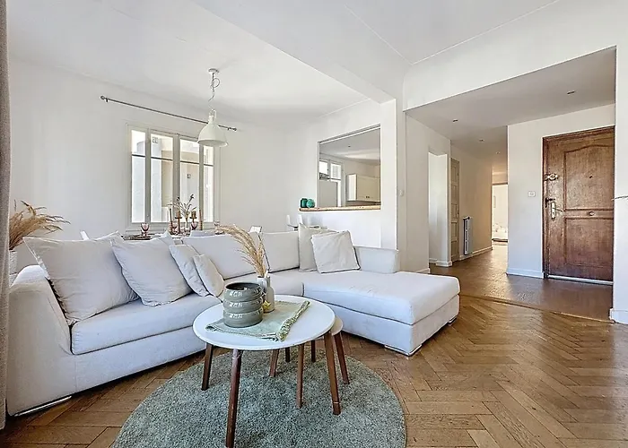 Апартаменты Large 2 Bedroom Apartment, Close To Promenade Des *