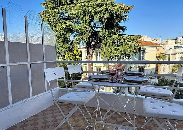 Large 2 Bedroom Apartment, Close To Promenade Des Апартаменты